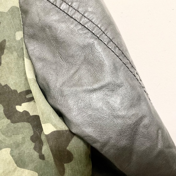 Levi's Women's Army Green Camouflage Jacket with Black Faux Leather Sleeves Sz M - Picture 7 of 11
